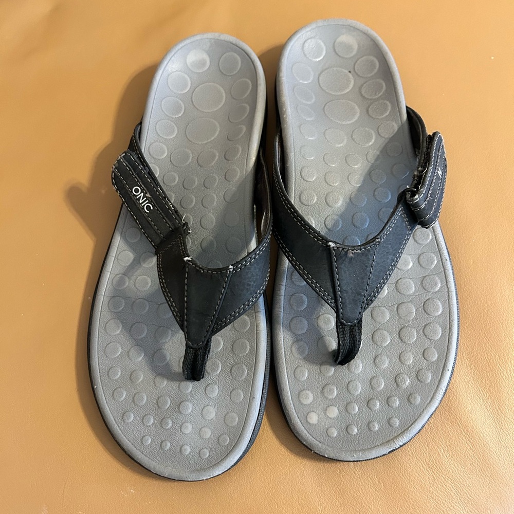 Men’s Vionic adjustable strap flip flops size 10